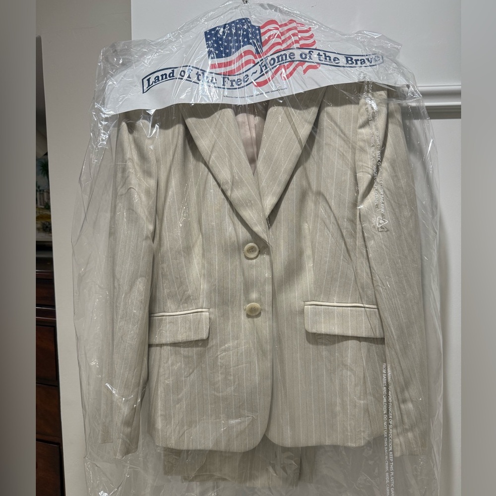 Tahari Cream Herringbone suit (Blazer and pants) sz-10
